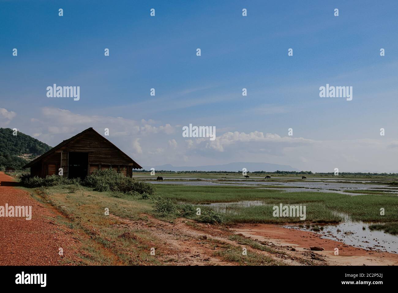 Altes Holzsalzlager in Kampot, Kambodscha, das den Lebensunterhalt und das Leben des khmer-Volkes zeigt Stockfoto