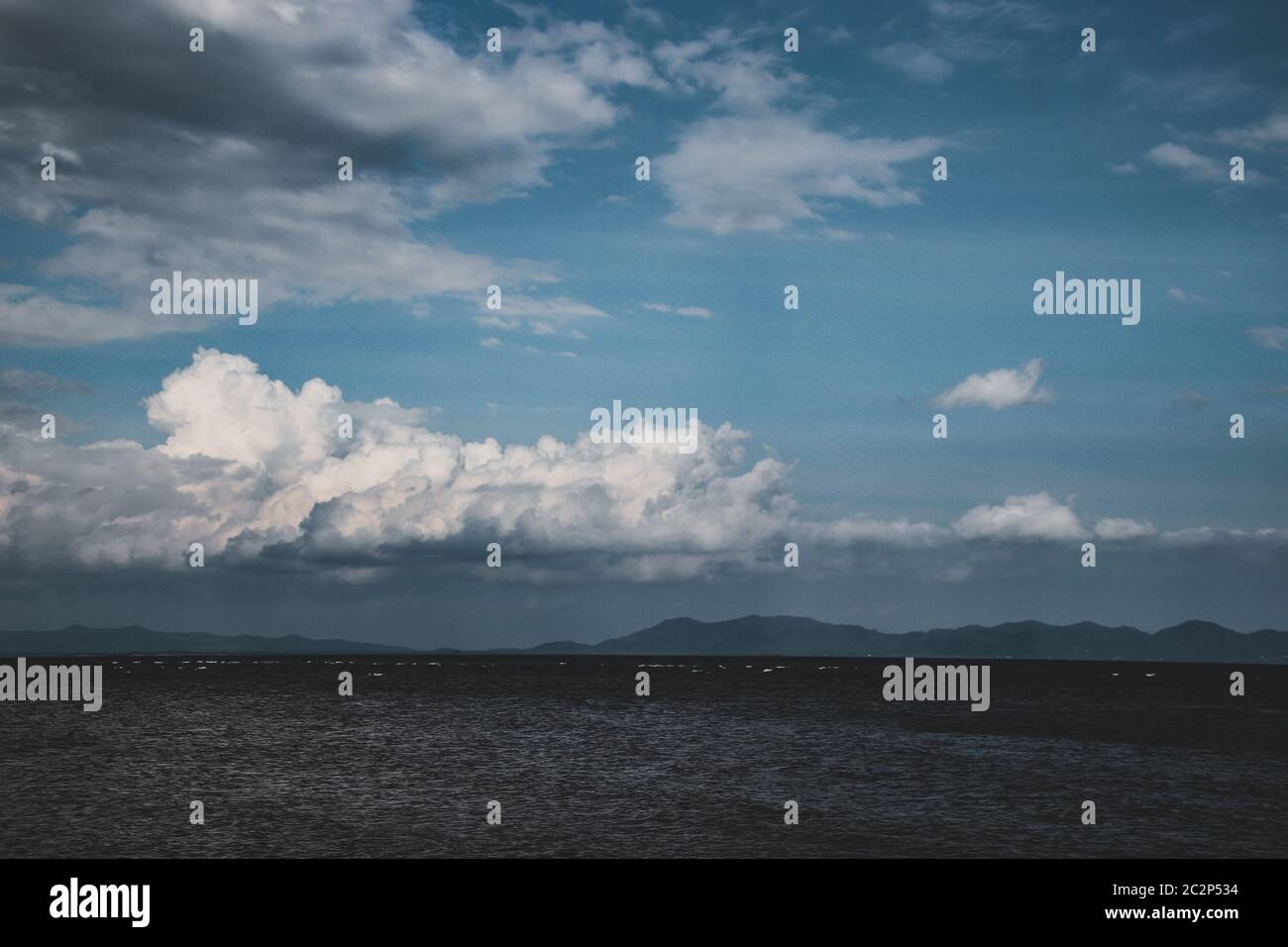 Dunkles, filmisches, stürmisches Wetter über dem Meer Stockfoto