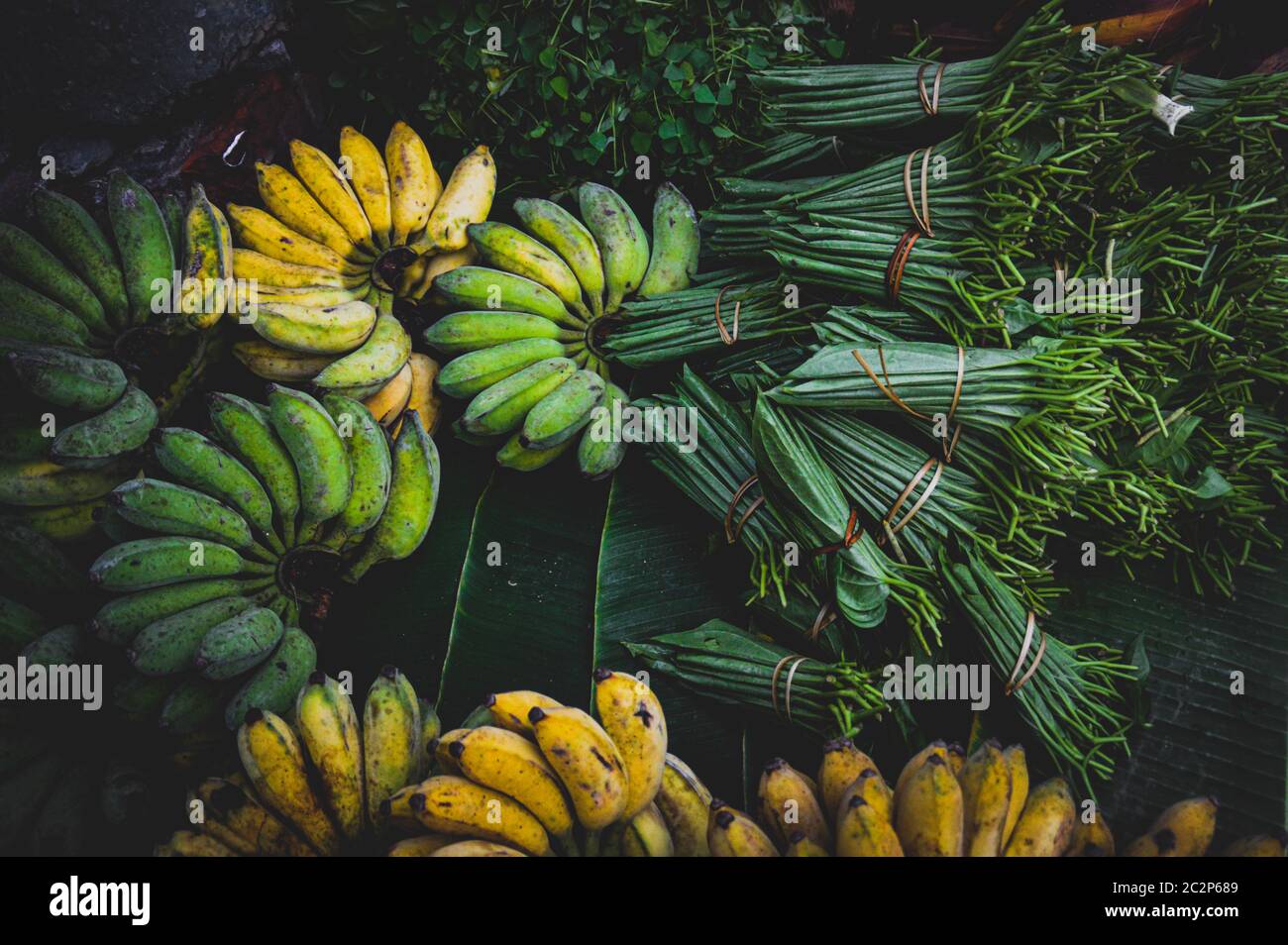 Betelblätter und frische Bananen werden auf dem lokalen Markt in Luang Prabang, Laos, verkauft Stockfoto