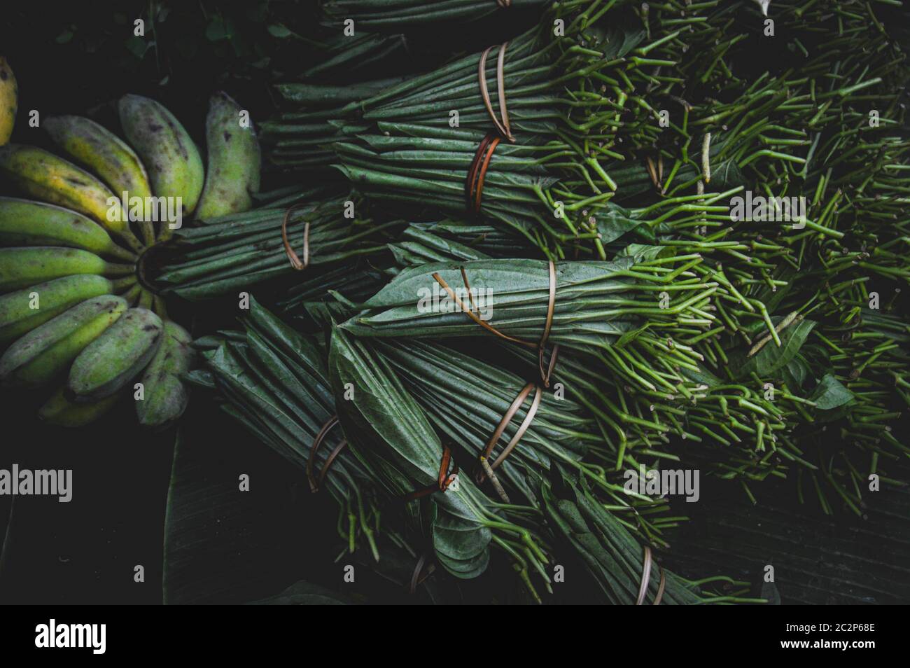 Betelblätter und frische Bananen werden auf dem lokalen Markt in Luang Prabang, Laos, verkauft Stockfoto