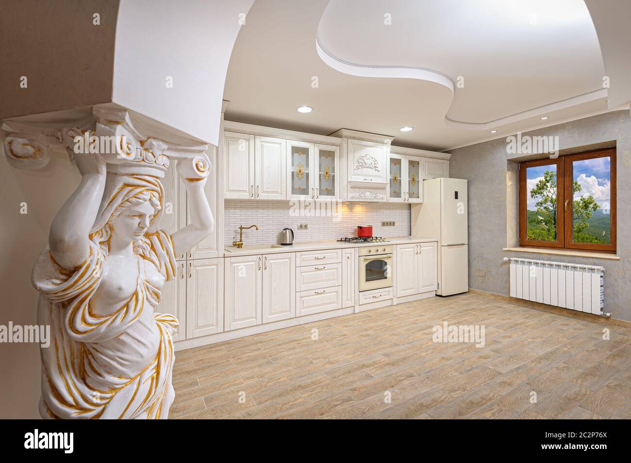 Luxuriöse, moderne weiß und beige Küche Innenraum Stockfoto