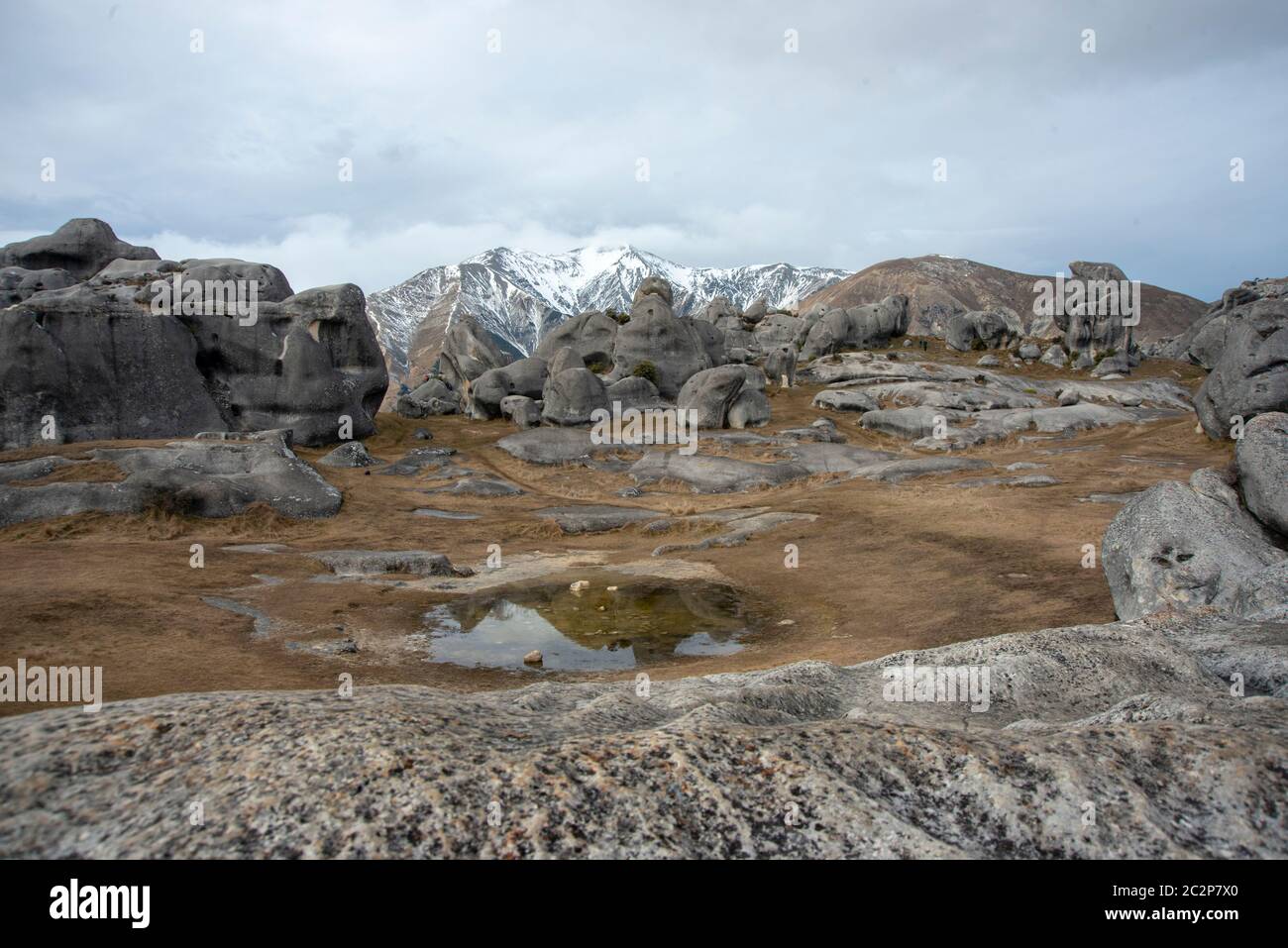 Felsformationen und Reflexionen im Kura Tawhiti Castle Hill Conservation Area, Canterbury, Neuseeland Stockfoto