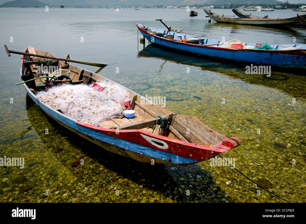 Altes vietnamesisches Holzfischboot in Qhuy nhon Fischerdorf in Vietnam, das die lokale Kultur und Lebensgrundlage zeigt Stockfoto