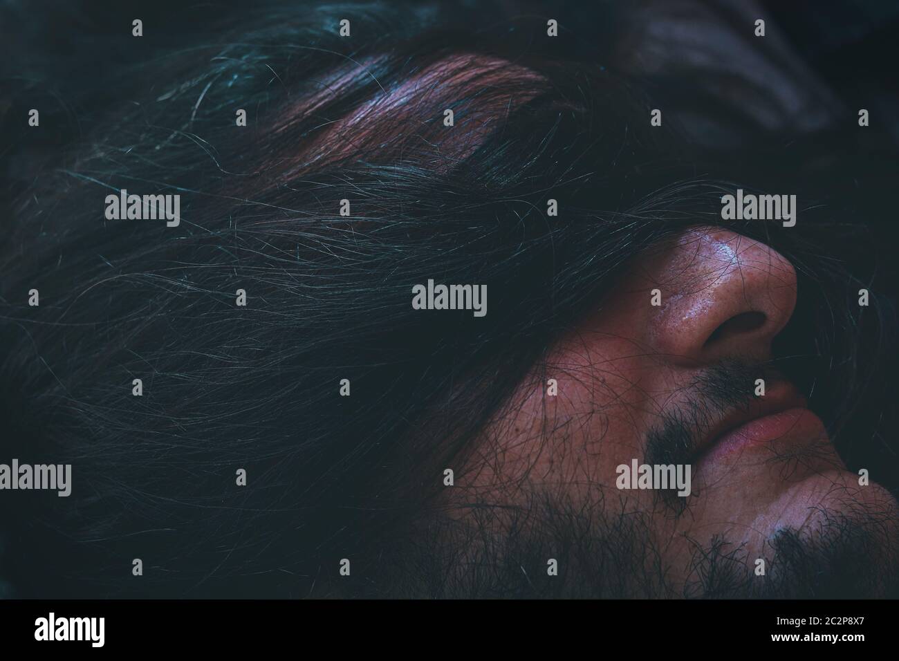 Konzeptuelles Foto eines Mannes mit verbundenen Augen und menschlichen Haaren zeigt Konzept des Kampfes, psychische Gesundheit Krankheit und es ist soziale Stigma Stockfoto