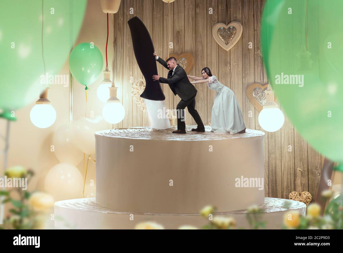 Hochzeitstorte, Brautfiguren auf der Oberseite, Hochzeitssymbol. Torte für Brautpaare mit kleinen Figuren Stockfoto