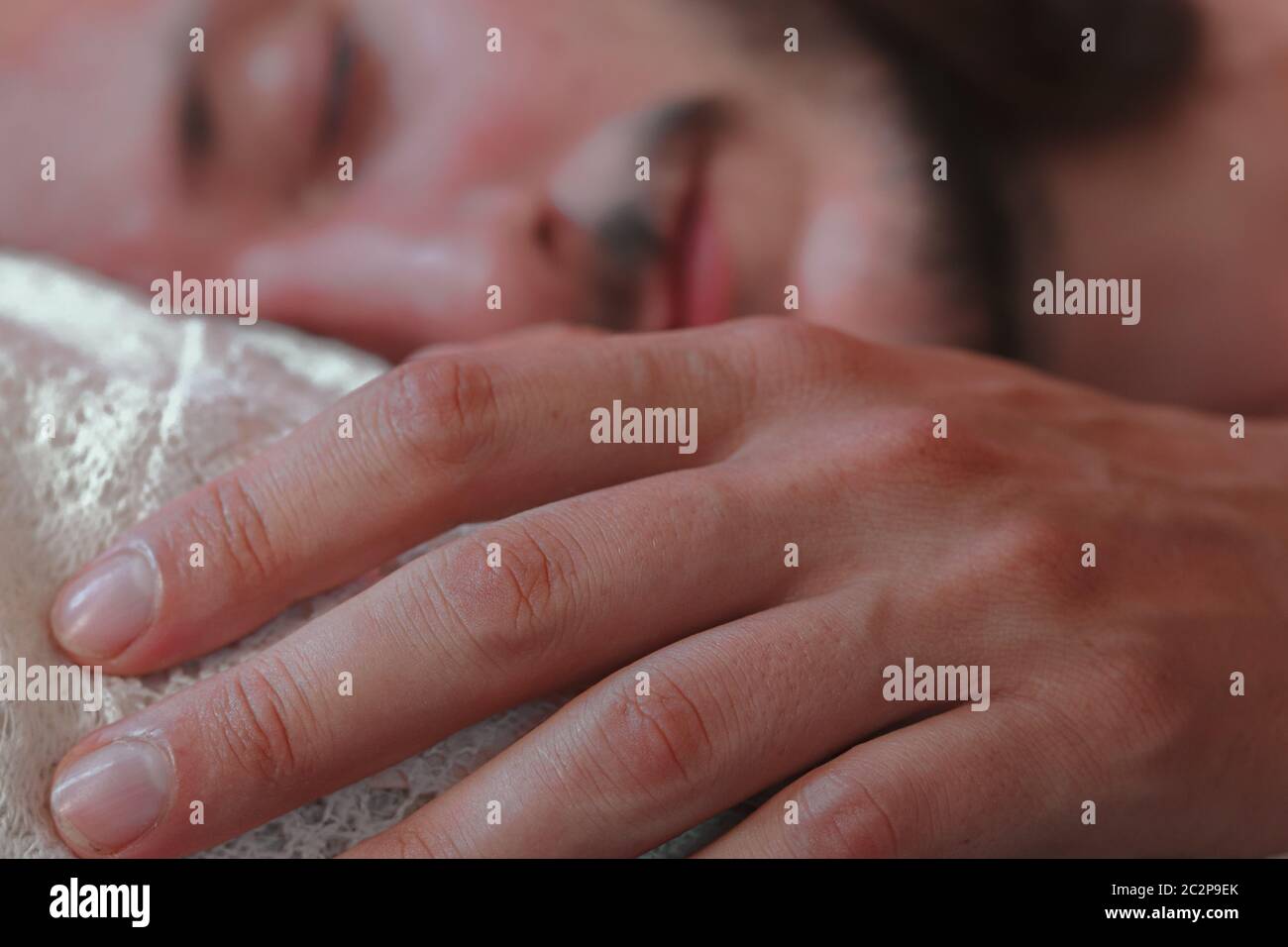 Kaukasischer Mann friedlich schlafen zeigt Konzept der Bewältigung mit häuslicher Quarantäne und Sperre während der covid-19 Pandemie Stockfoto