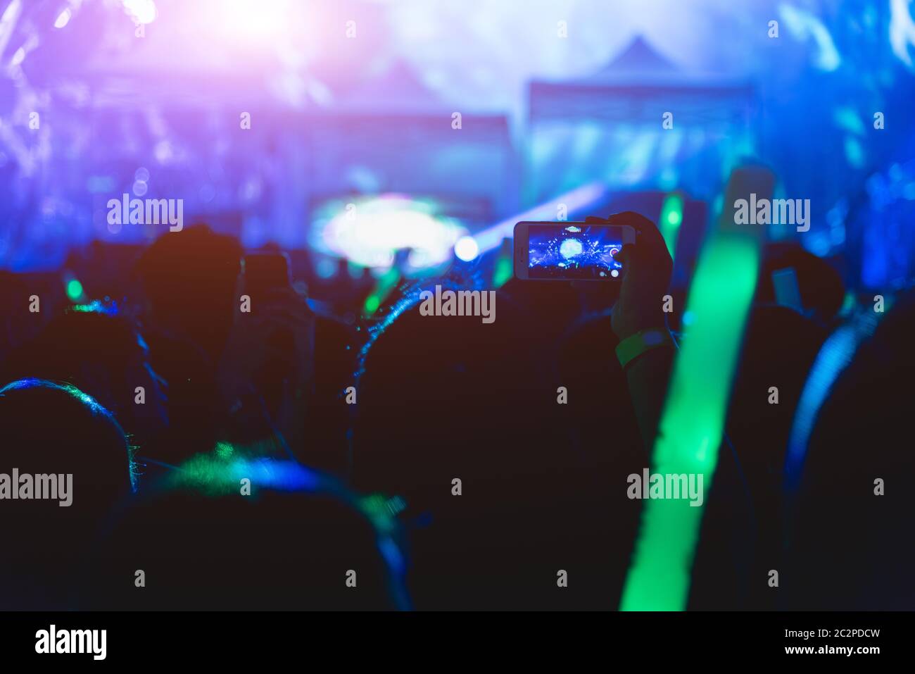 Bei Menschen leben Video Festival Musik Konzert von Hand mit Smart Handy Stockfoto