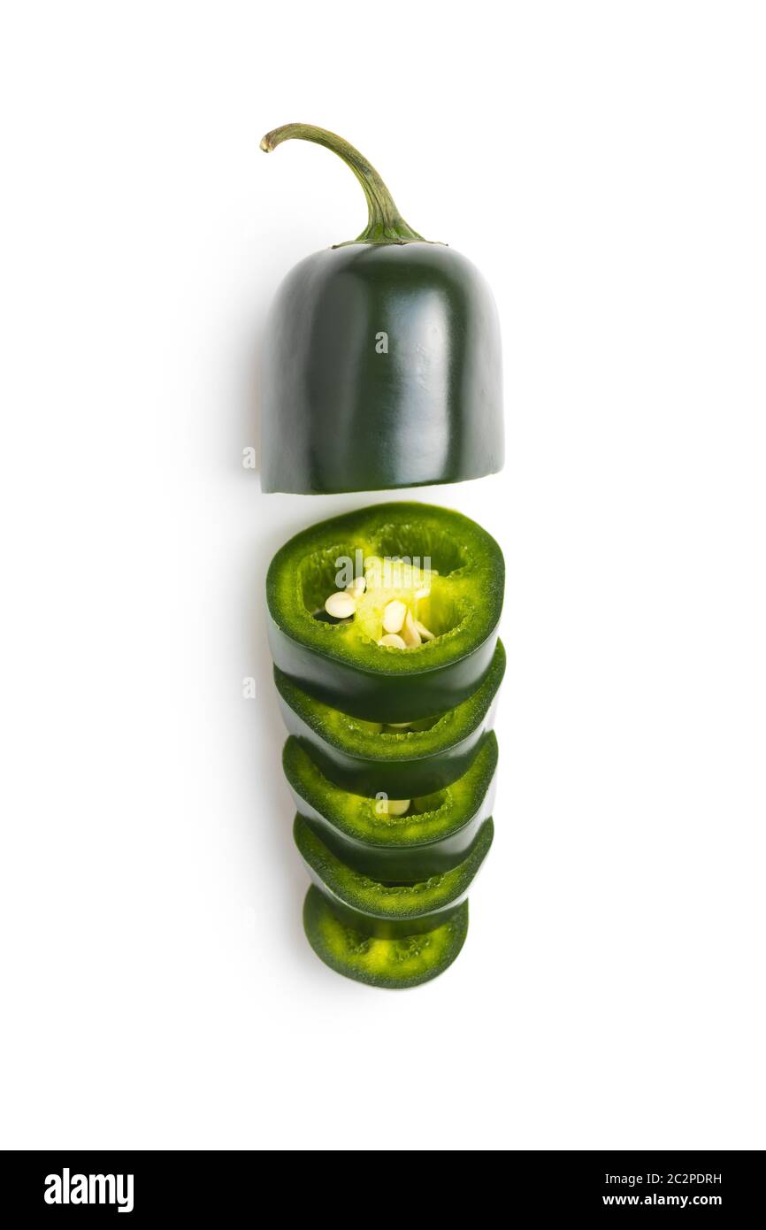 In Scheiben geschnittene grüne jalapeno Pfeffer auf weißem Hintergrund. Stockfoto