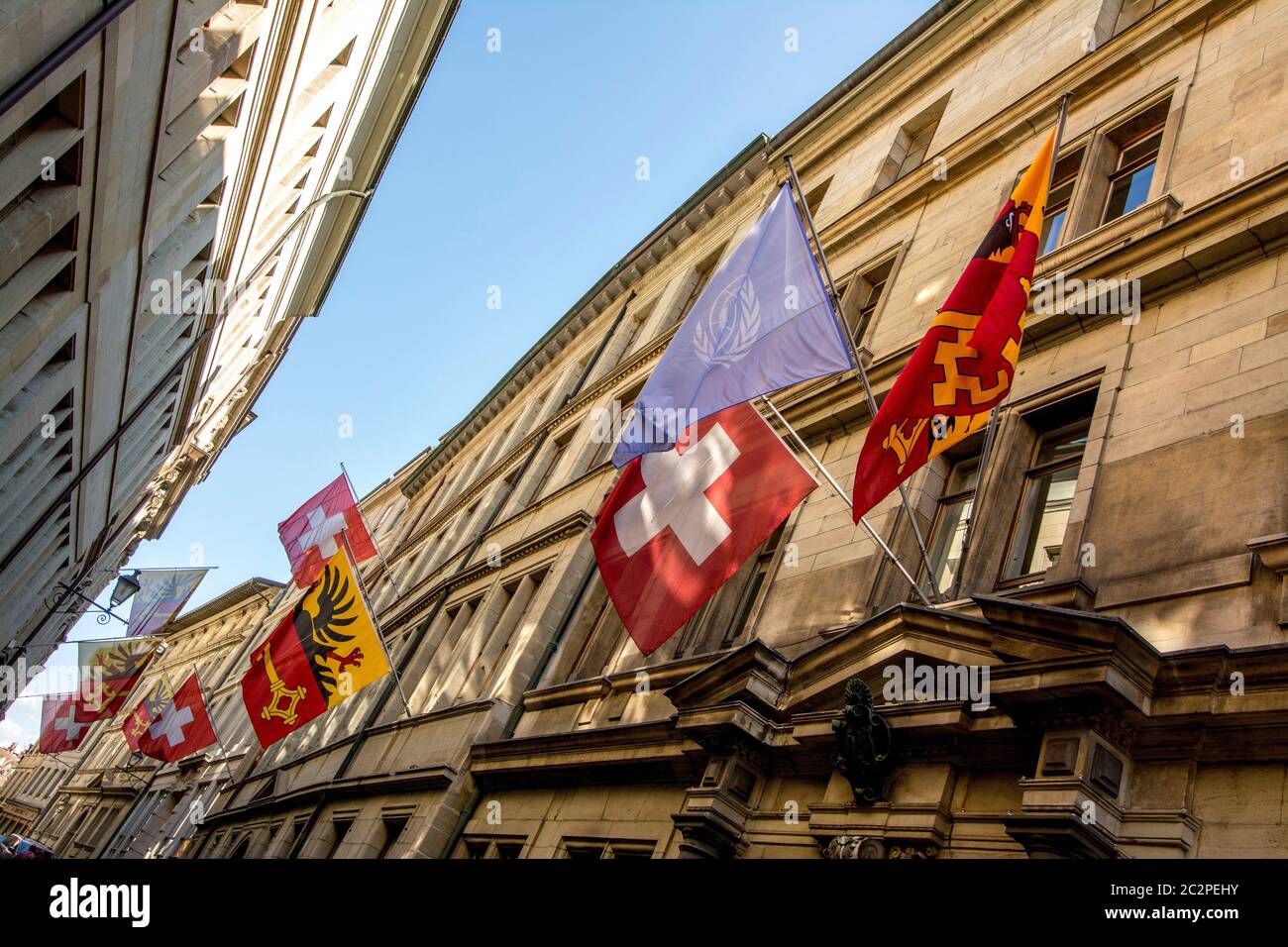 Flaggen fliegen in der Altstadt von Genf. Kanton Genf. Schweiz Stockfoto