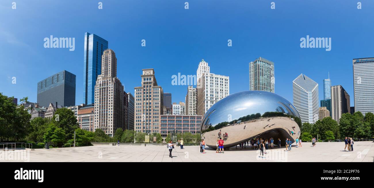Chicago, Illinois, USA – 14. Juni 2016. Wolke Tor Skulptur im Millenium Park. Eine der einzigartigsten und interessantesten Skulpturen. Autor Anish Kapoor Stockfoto