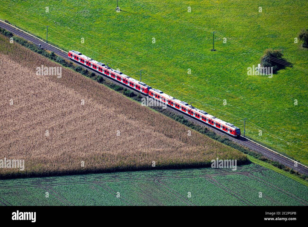 S-Bahn auf der Strecke vor München Stockfoto