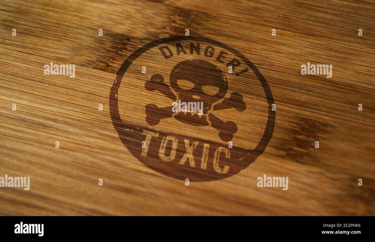 Giftige Gefahr mit Totenkopf-Stempel auf Holzkiste. Giftwarnkonzept. Stockfoto