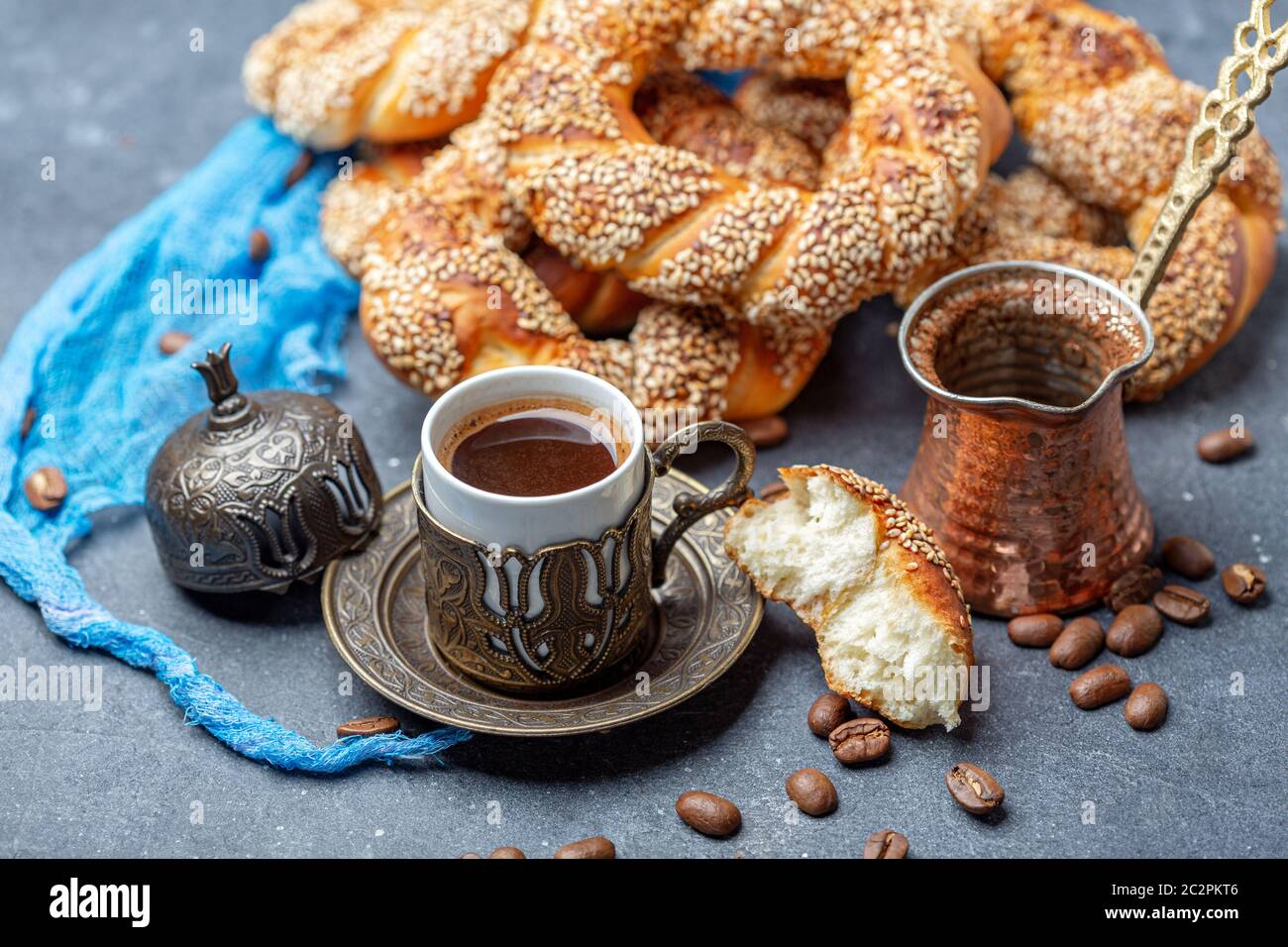 Türkischer schwarzer Kaffee in traditioneller Keramikschale mit Sesambagel, selektiver Konzentration. Stockfoto