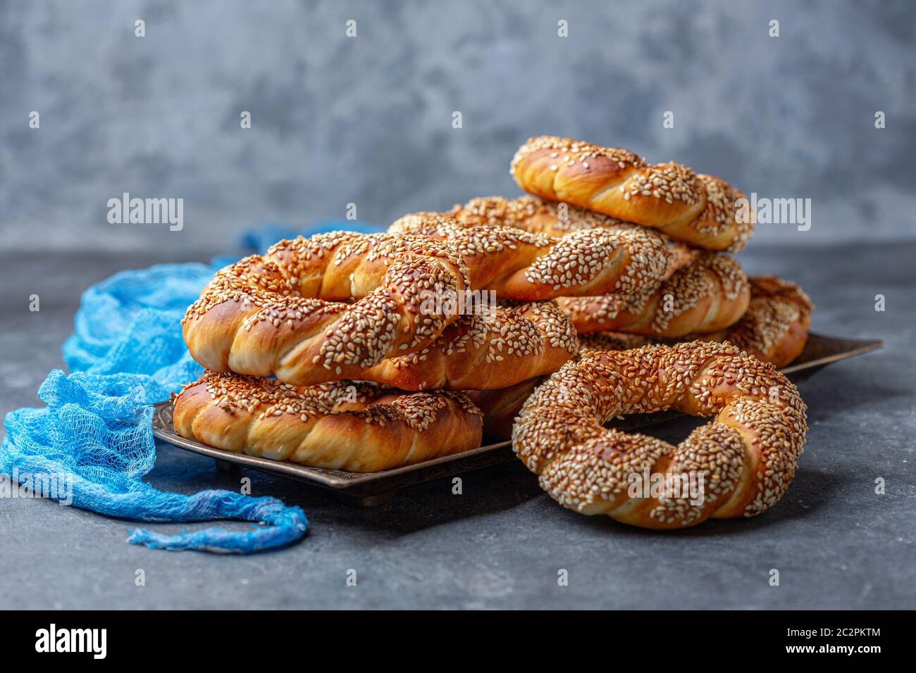 Türkische Simit Bagels mit Sesamsamen. Stockfoto