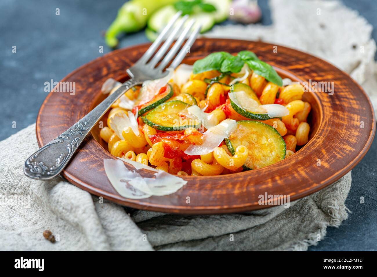 Pasta mit Tomaten und Zucchini-Sauce. Stockfoto