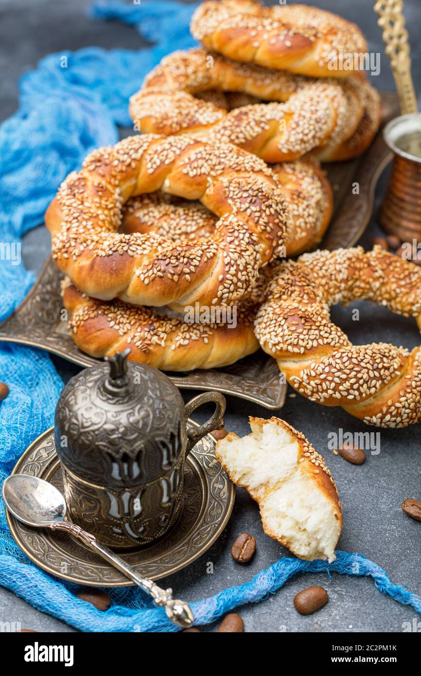 Traditionelle türkische Bagels und schwarzer Kaffee. Stockfoto