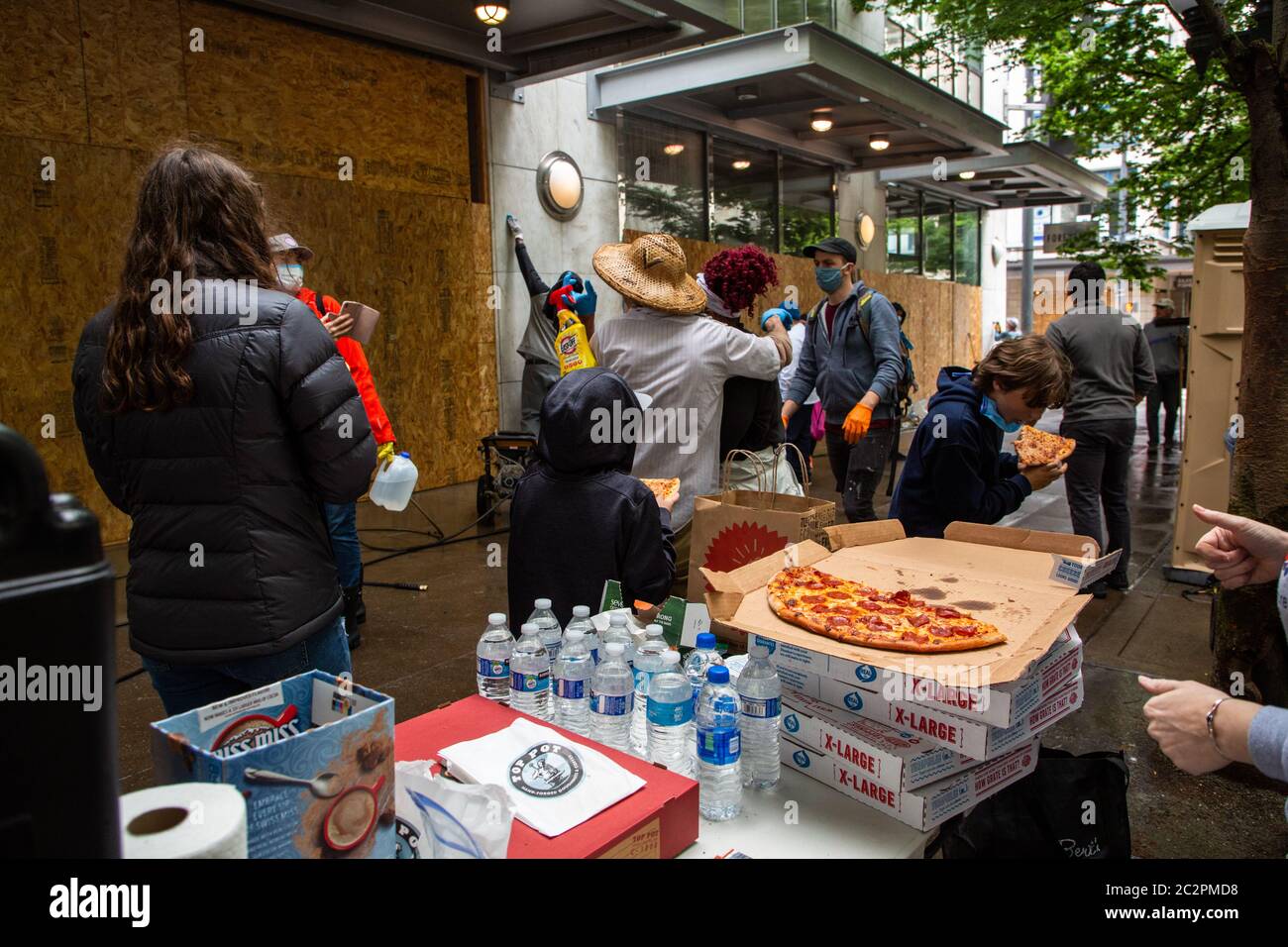 Seattle Bewohner säubern die Straßen nach den Protesten der vorherigen Nacht nach der Ermordung von George Floyd durch die Minneapolis Polizei. Stockfoto