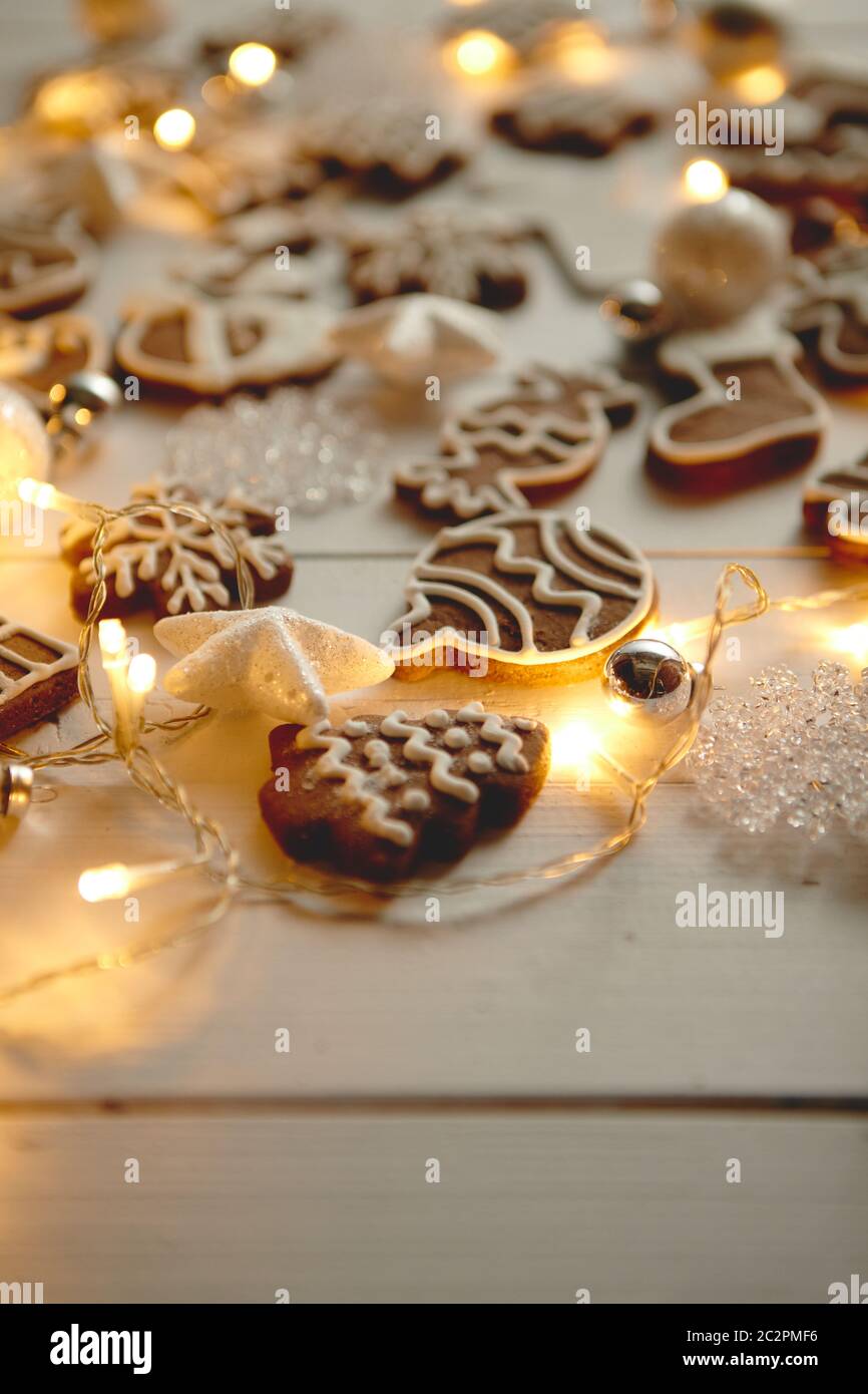 Weihnachtsstollen Komposition. Gingerbread cookies mit Weihnachten Dekorationen Stockfoto