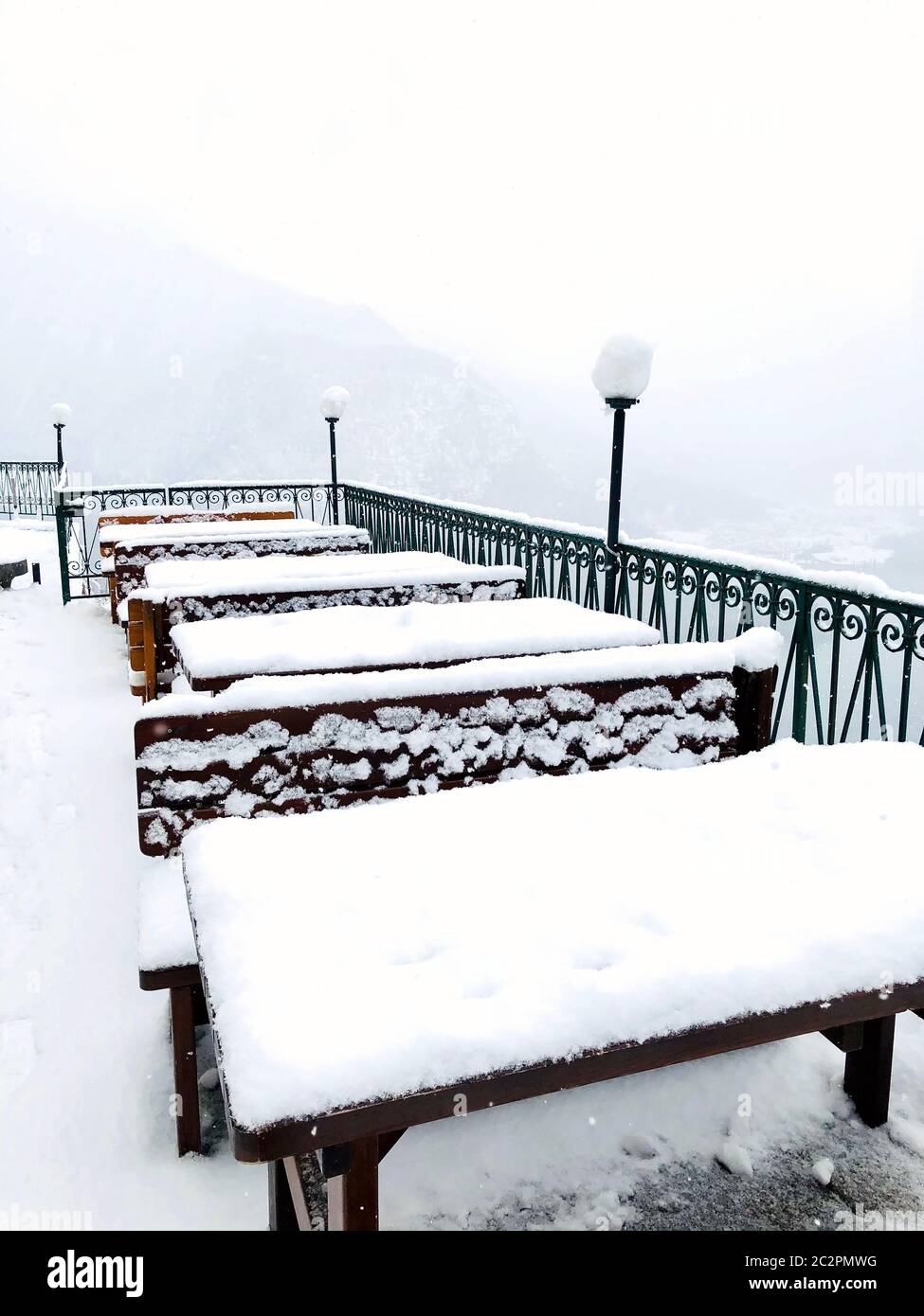 Nahaufnahme Schneetabelle Outdoor-Restaurant in Hallstatt Winterschneelandschaft führt zur alten Salzbergwerk von Hallstatt, Österreich Stockfoto
