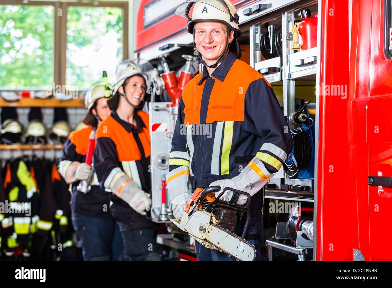 Professionelle Feuerwehr Befestigung Schlauch an Schlauch Verlegung vehiclero Stockfoto
