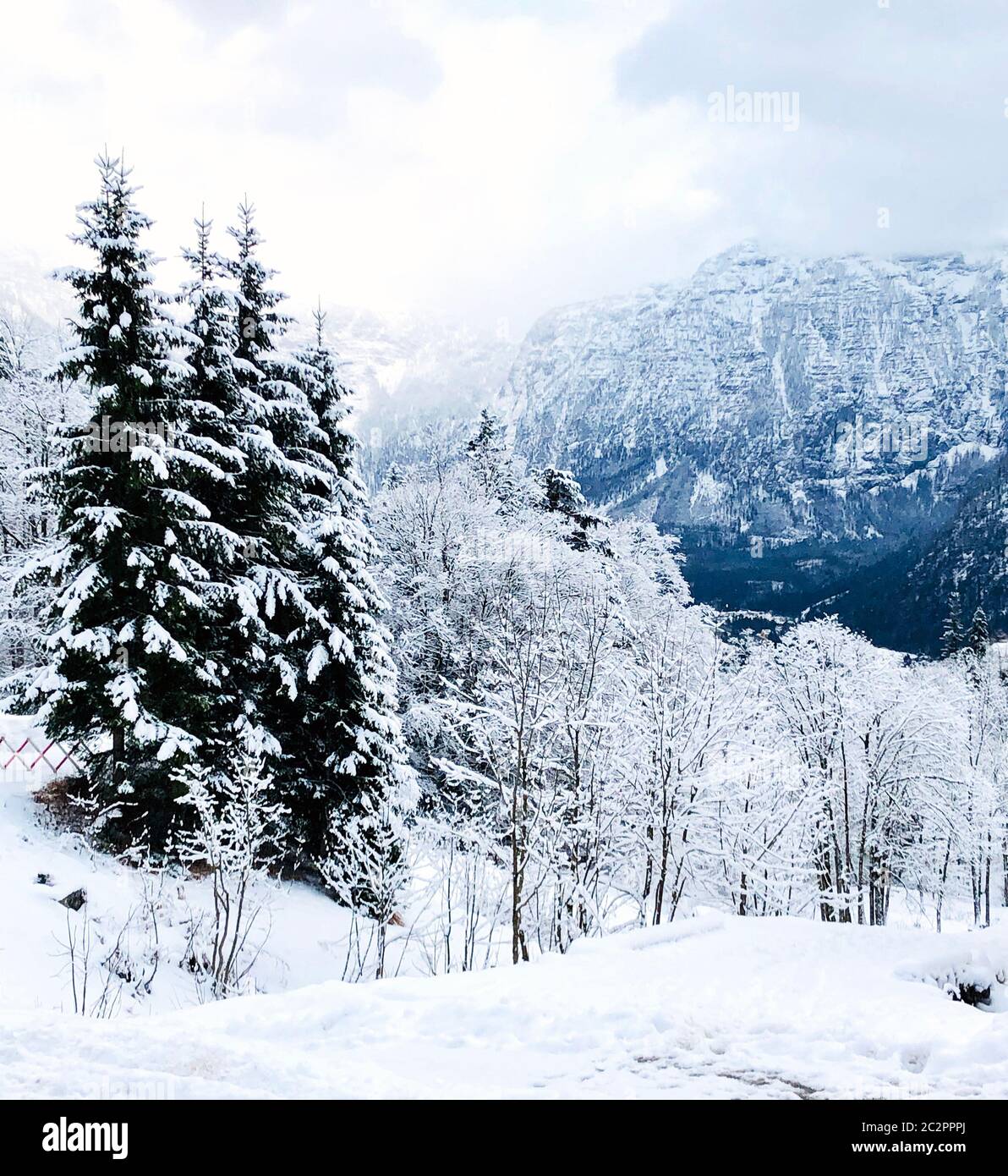 Hallstatt dreamscape winter schnee Berge Abenteuer mit blauem Himmel, verschneiten Tag, Österreich Stockfoto