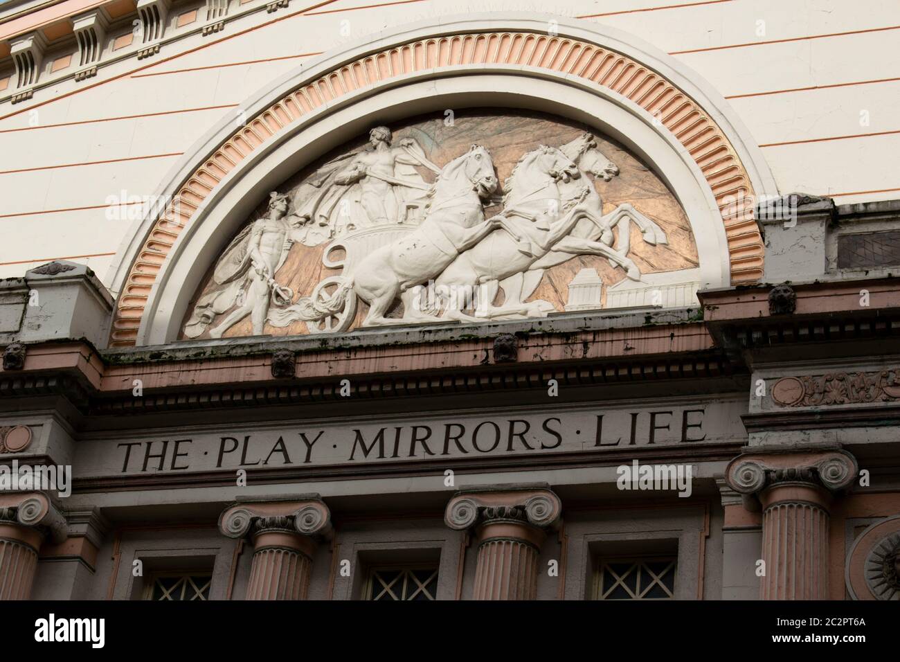 Detail mit Text das Spiel Spiegel Leben und Reliefskulptur von Wagen und Pferd über dem Festzelt des Opernhauses Theater Quay Street Manchester UK. Stockfoto