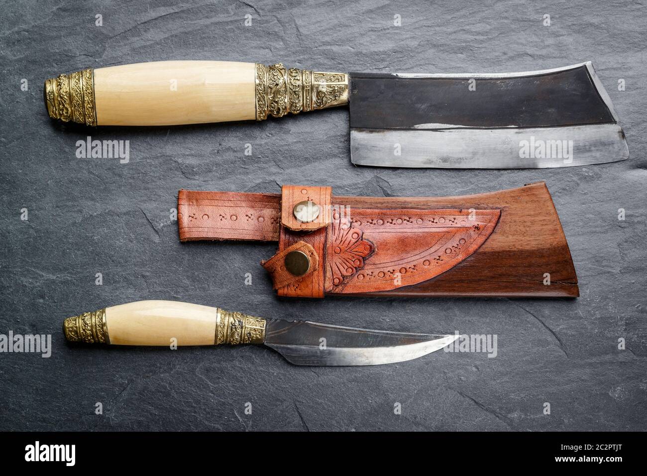 Traditionelle handgemachte balinesische Messer-Belakas auf Schieferhintergrund geschossen. Bali, Indonesien Stockfoto