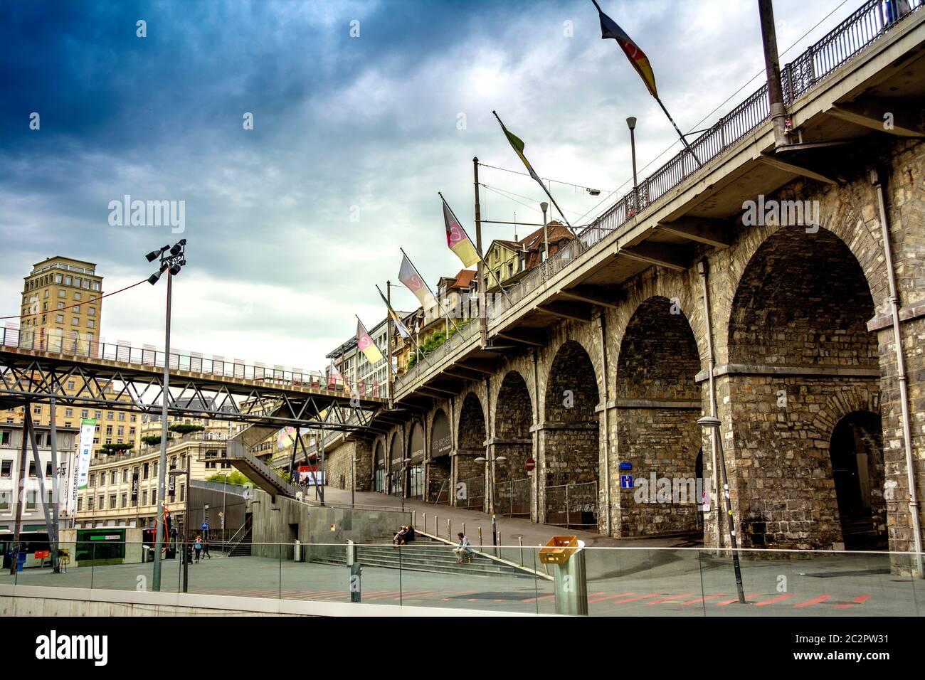 Le Flon und Grand pont Brücke mit Bel Air Tower in Lausanne, Kanton Waadt, Schweiz Stockfoto