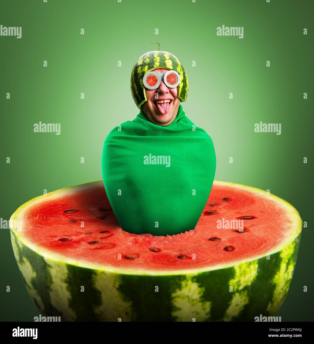 Lustiger Mensch mit Wassermelone Helm und Brillen sieht aus wie eine parasitäre Raupe Stockfoto