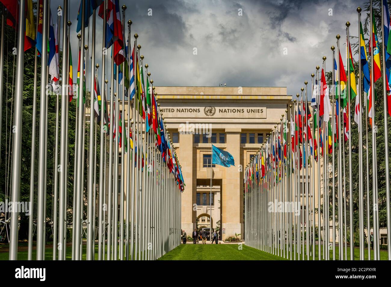 Das Flaggengericht im Büro der Vereinten Nationen in Genf zeigt globale Vielfalt und Einheit. Palast der Nationen. Schweiz Stockfoto