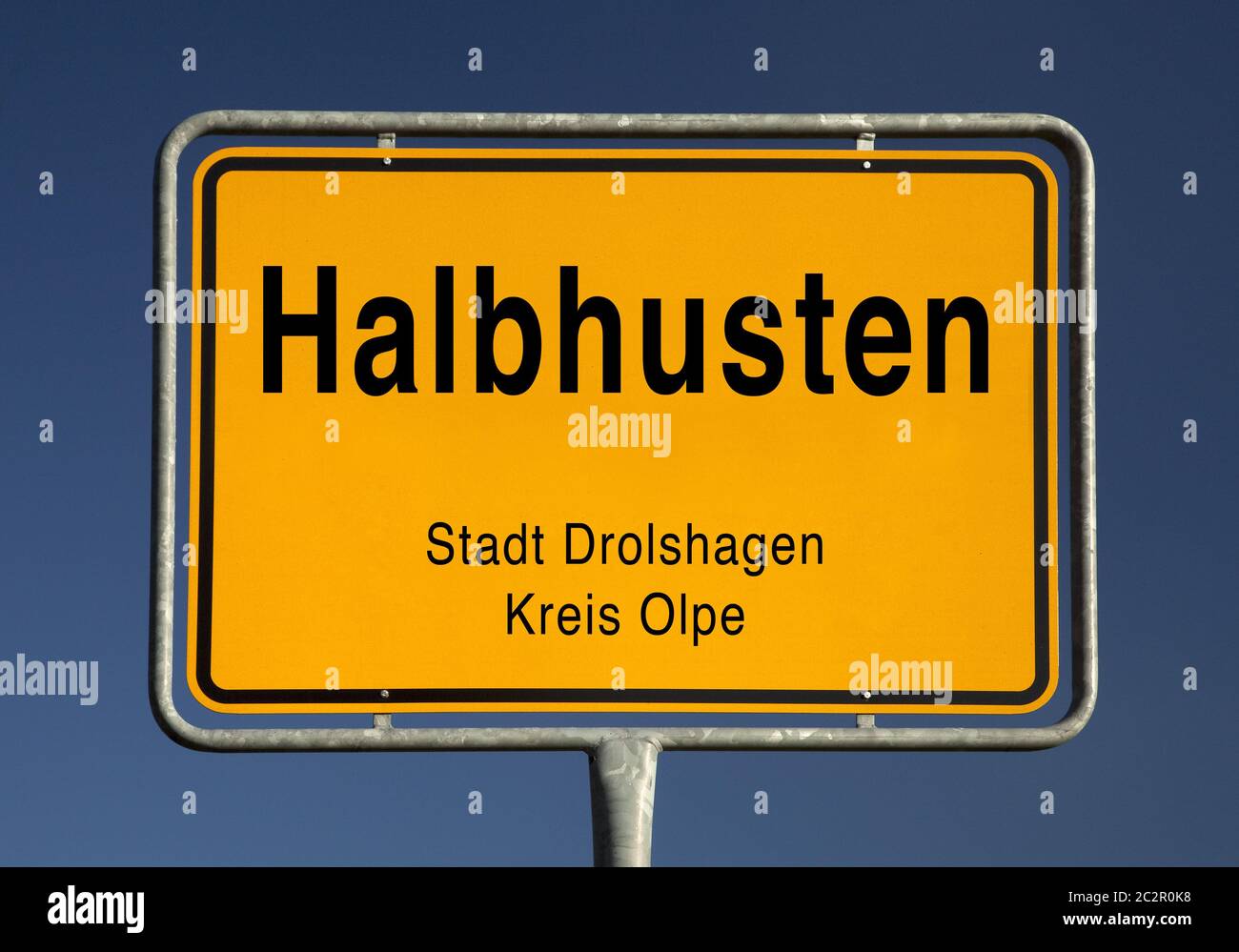 Ortseingangsschild von Halbhusten, Drolshagen, Kreis Olpe, Nordrhein-Westfalen, Deutschland, Europa Stockfoto