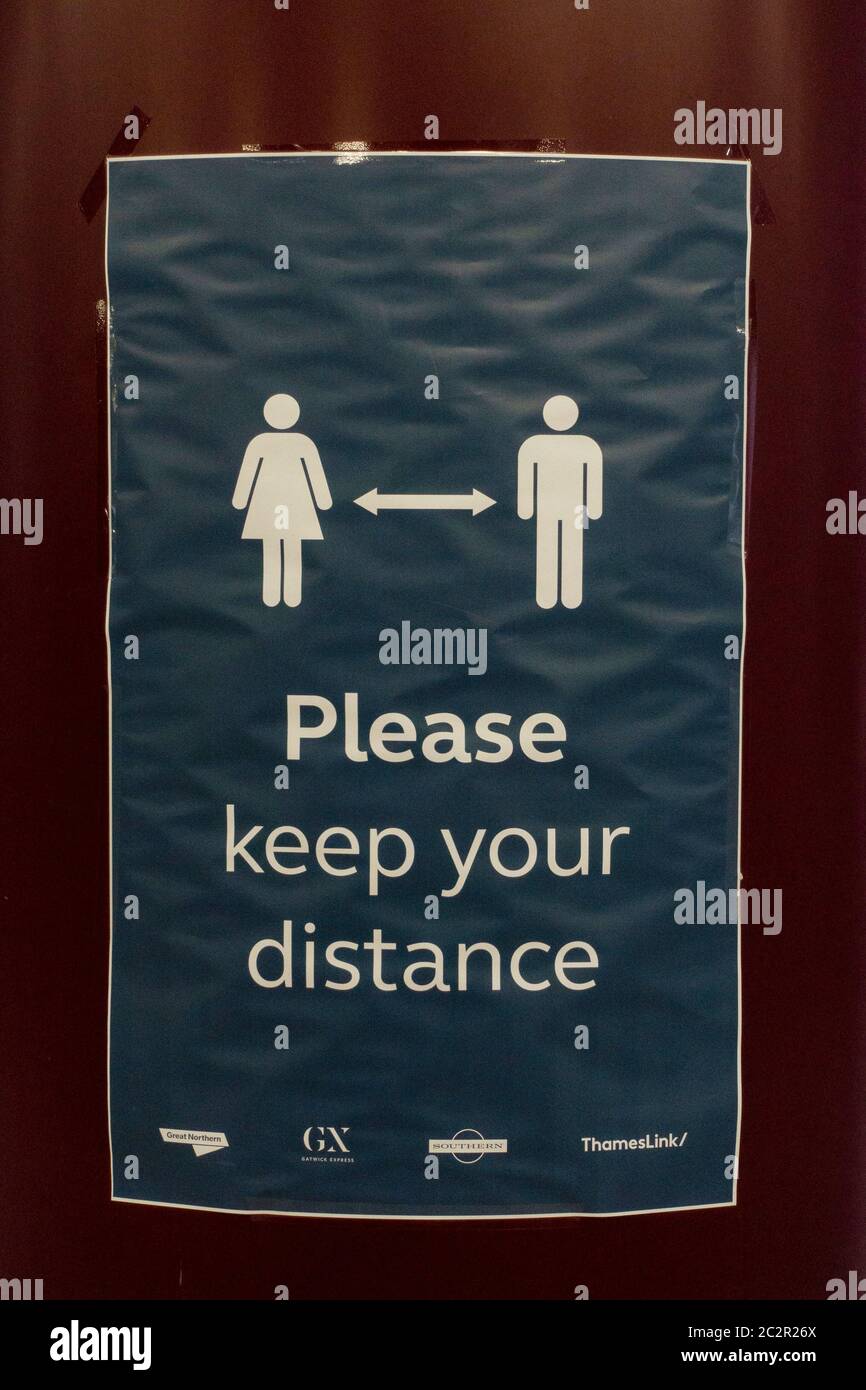 Farringdon, London, England. Juni 2020. Ein "Please Keep Your Distance" soziales Distanzschild am Bahnhof Farringdon in London, England. Foto von S Stockfoto