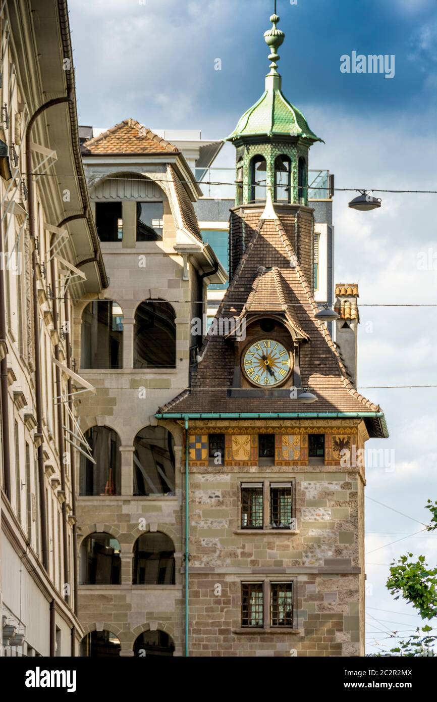 Uhrturm am Place du Molard in der Altstadt von Genf, Schweiz Stockfoto