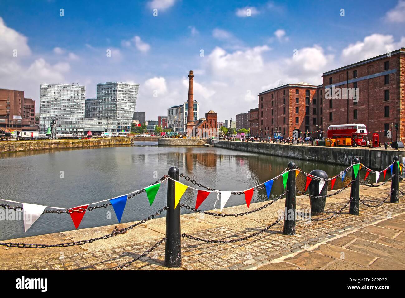 Blick auf die Stadt auf das historische Canning Dock am Fluss Mersey, der Teil des Hafens von Liverpool ist, Nordengland, Großbritannien. Stockfoto Blick auf die Stadt auf das historische Canning Dock am Fluss Mersey, der Teil des Hafens von Liverpool ist, Nordengland, Großbritannien. Stockfoto
