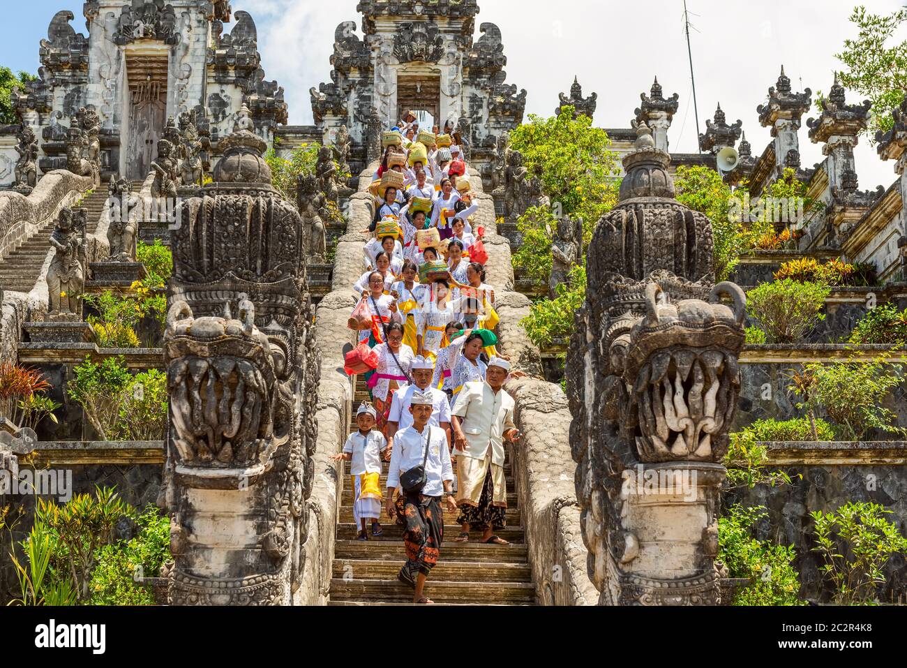 BALI, INDONESIEN - 29. November 2019: Die Religionszeremonie im Tempel von Pura Luhur Lempuyang. Indonesien, Bali Stockfoto BALI, INDONESIEN - 29. November 2019: Die Religionszeremonie im Tempel von Pura Luhur Lempuyang. Indonesien, Bali Stockfoto