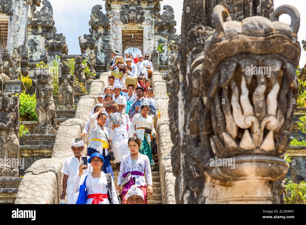 BALI, INDONESIEN - 29. November 2019: Die Religionszeremonie im Tempel von Pura Luhur Lempuyang. Indonesien, Bali Stockfoto BALI, INDONESIEN - 29. November 2019: Die Religionszeremonie im Tempel von Pura Luhur Lempuyang. Indonesien, Bali Stockfoto