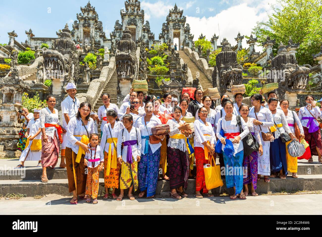 BALI, INDONESIEN - 29. November 2019: Die Religionszeremonie im Tempel von Pura Luhur Lempuyang. Indonesien, Bali Stockfoto BALI, INDONESIEN - 29. November 2019: Die Religionszeremonie im Tempel von Pura Luhur Lempuyang. Indonesien, Bali Stockfoto