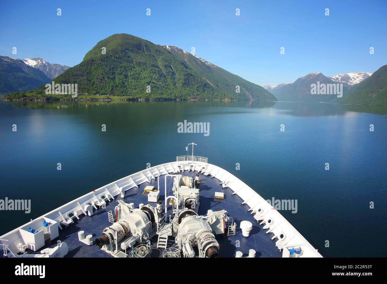 Bug oder Front eines Schiffes, während es den Sognefjord oder Sognefjord, Vestland County in Westnorwegen, abfährt. Stockfoto