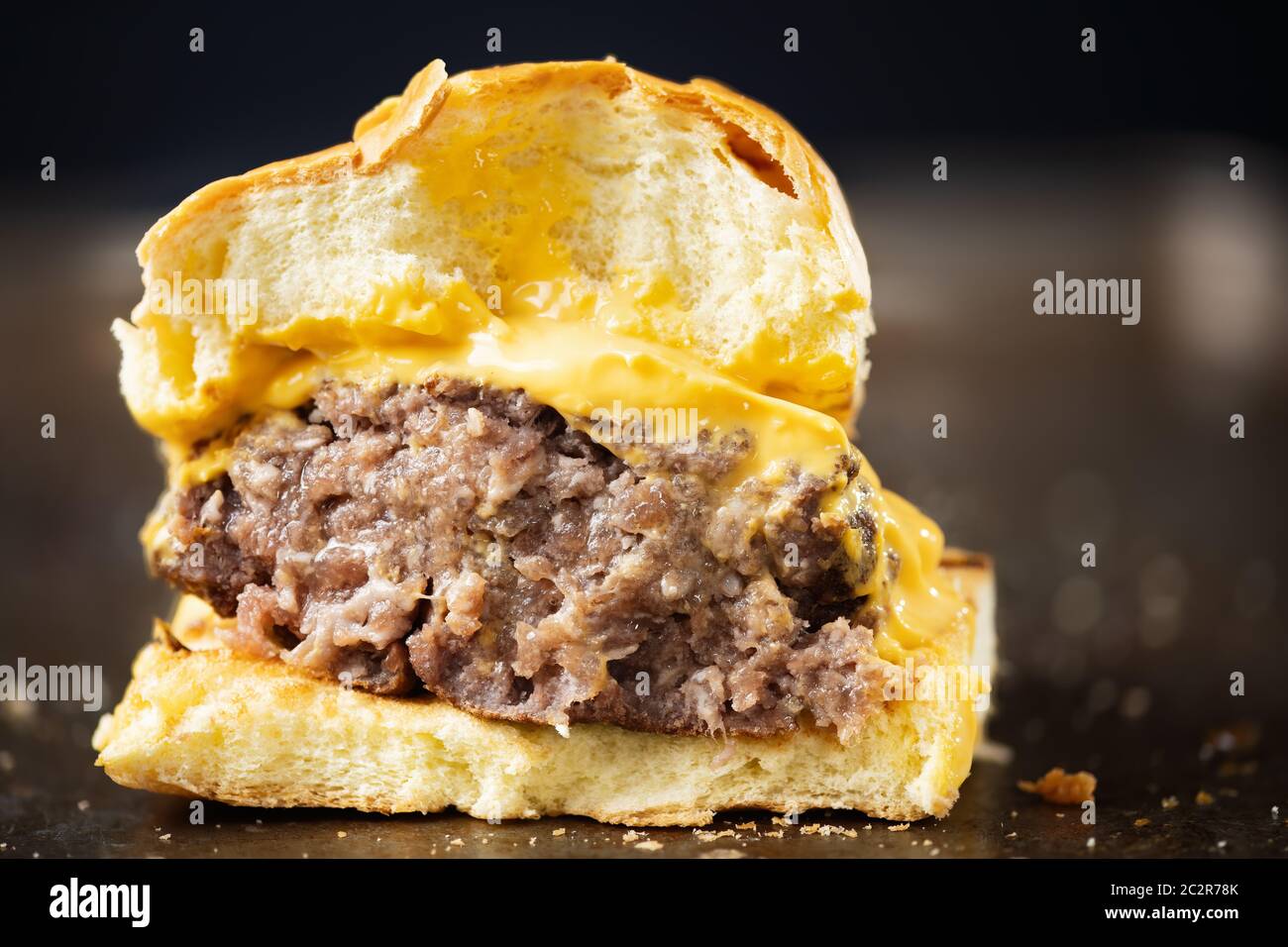 Nahaufnahme eines halbierten amerikanischen Käsehamburgers Stockfoto