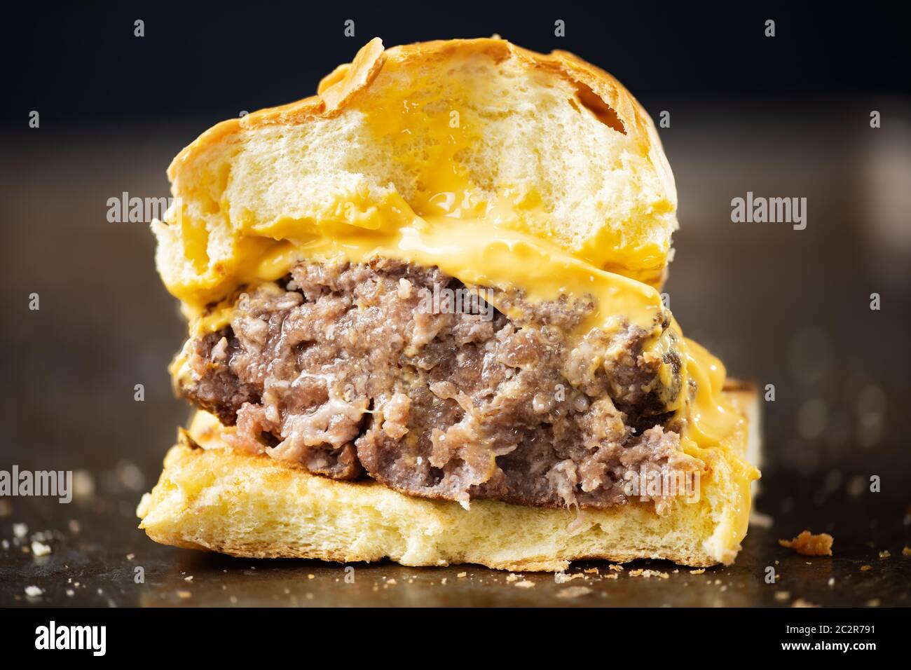 Nahaufnahme eines halbierten amerikanischen Käsehamburgers Stockfoto
