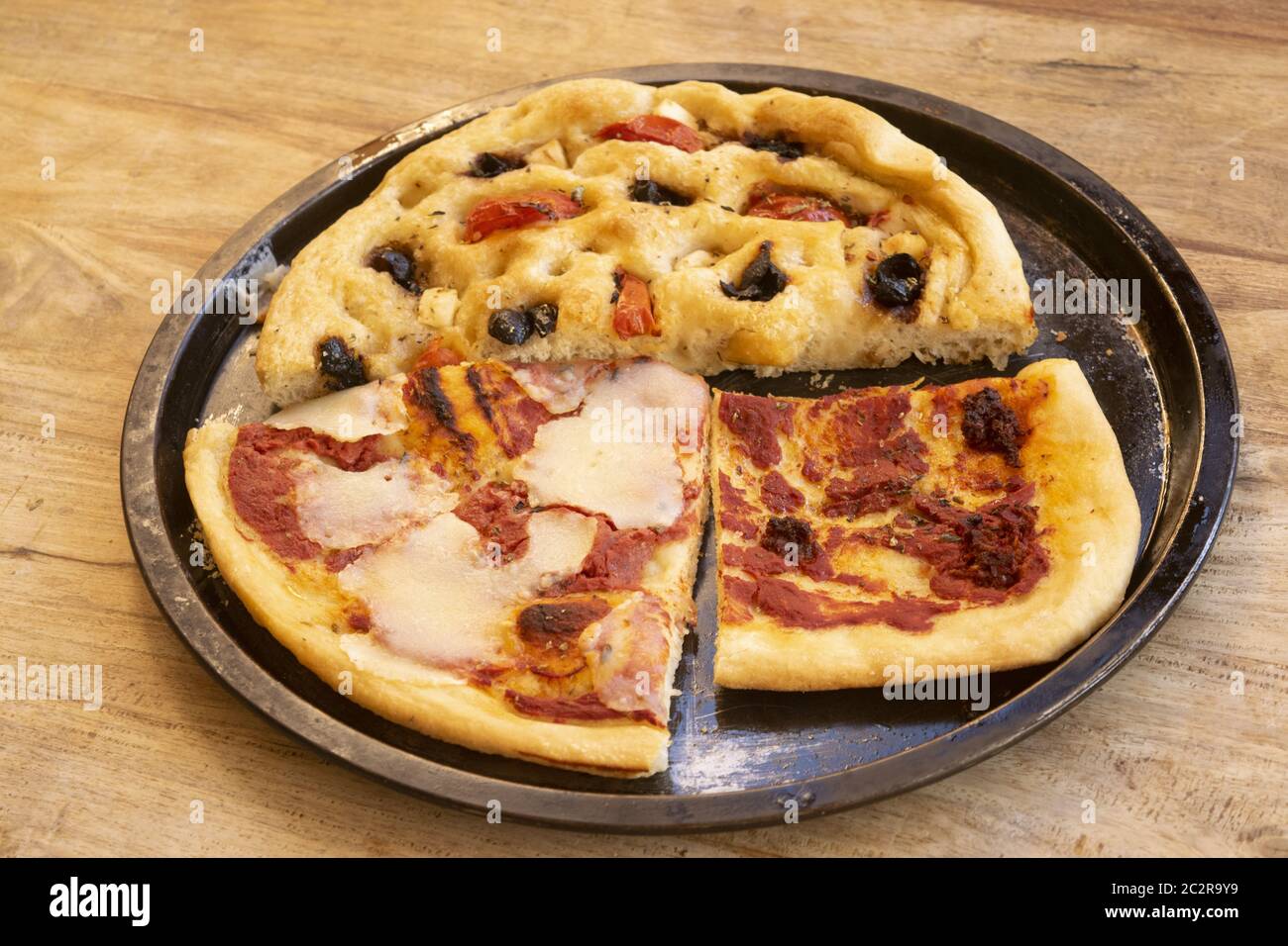Hausmannskost mit Pizza zu Hause gemacht Stockfoto