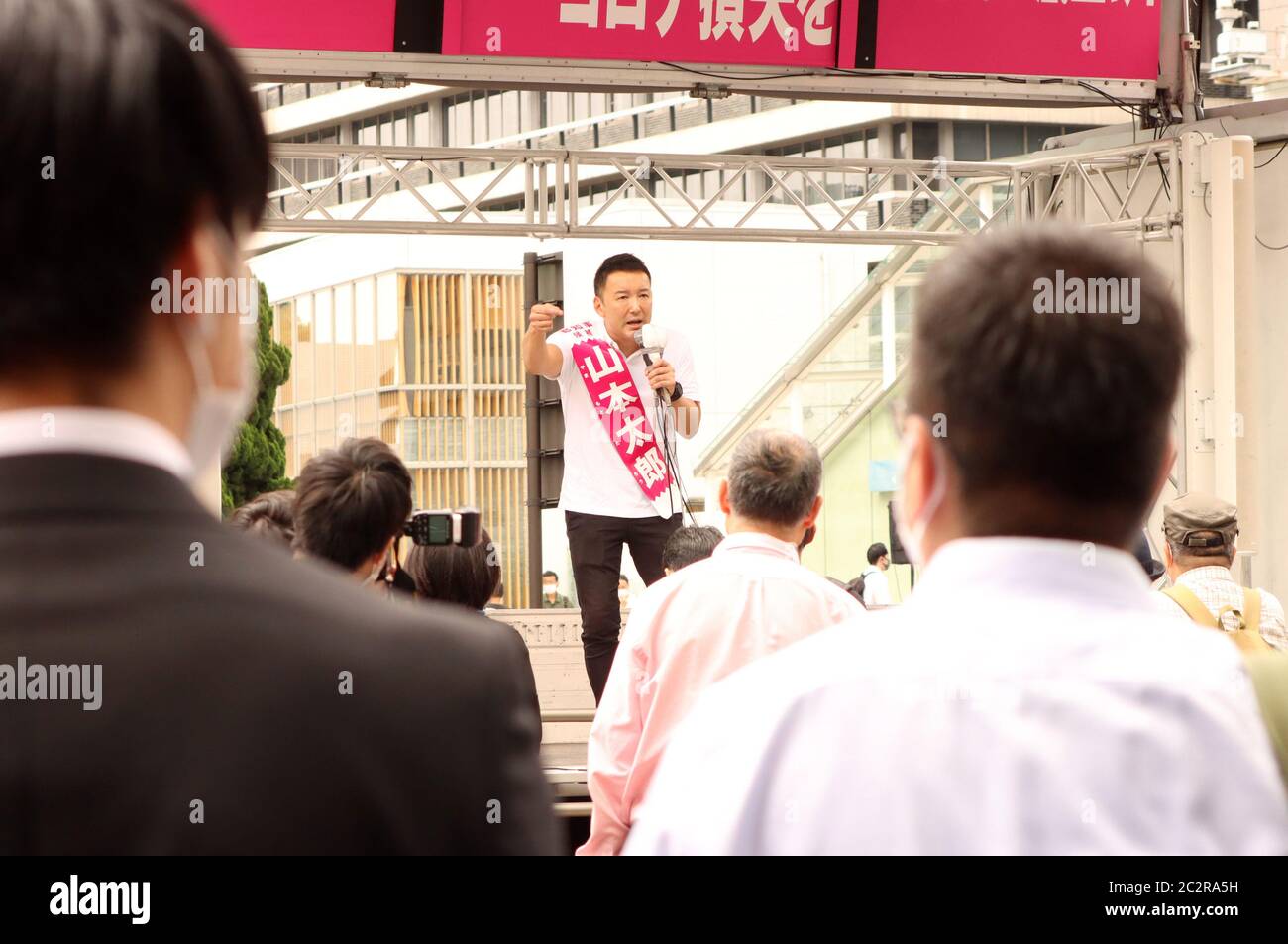Tokio, Japan. Juni 2020. Die japanische Oppositionspartei Reiwa Shinsensengumi-Führer Taro Yamamoto hält eine Wahlkampfrede, als die Gouverneurswahlen in Tokio am Donnerstag, dem 18. Juni 2020, begannen. Quelle: Yoshio Tsunoda/AFLO/Alamy Live News Stockfoto