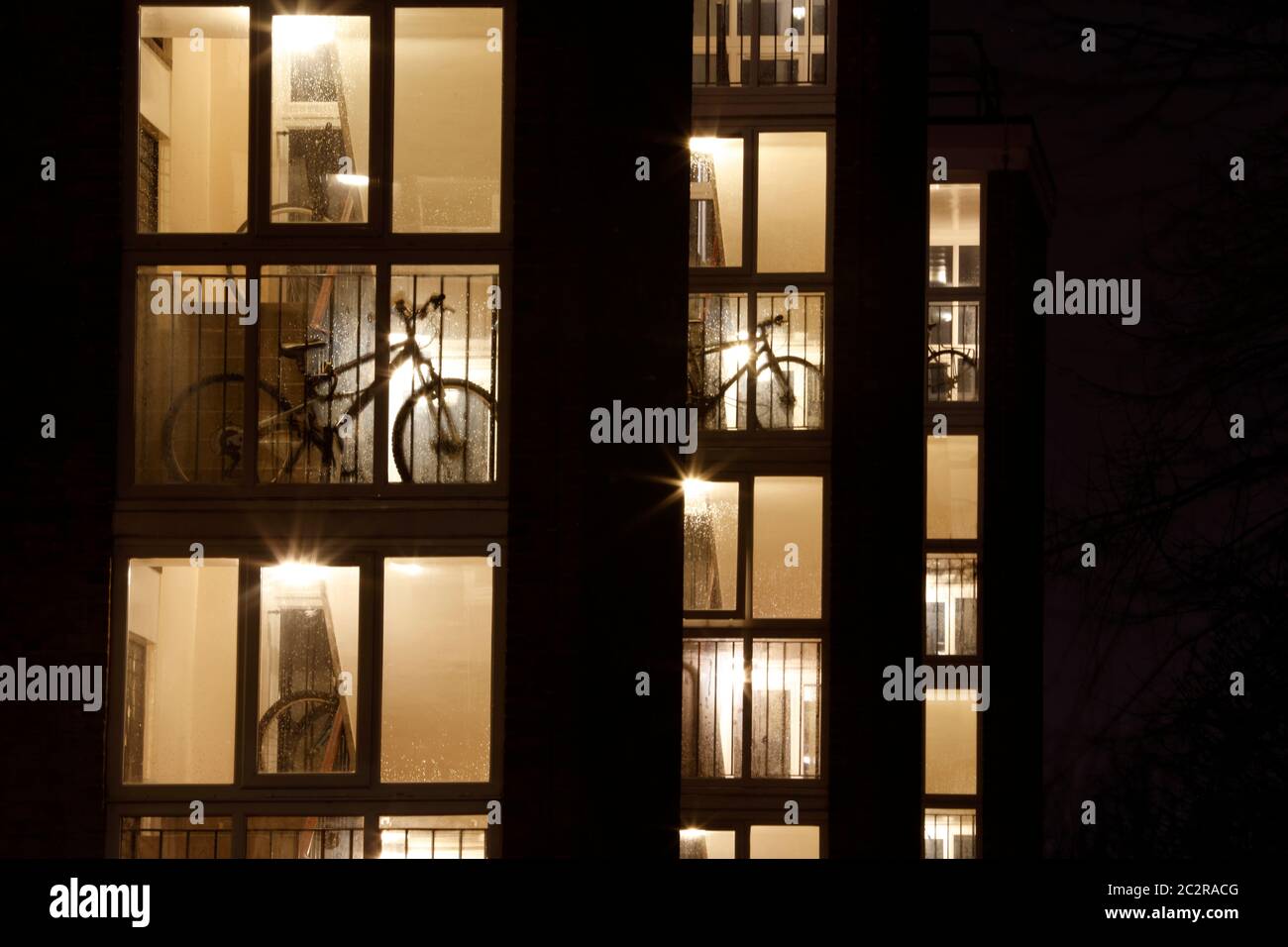 Fahrräder durch die Fenster des Ashburton Estate, Putney, London, Großbritannien Stockfoto