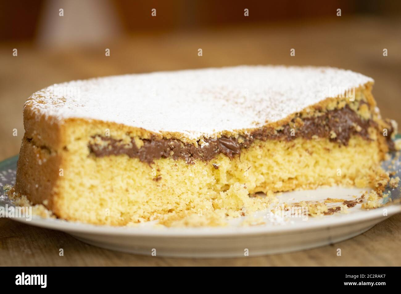 Biskuitkuchen gefüllt mit geschmolzener Schokolade zu Hause gemacht Stockfoto