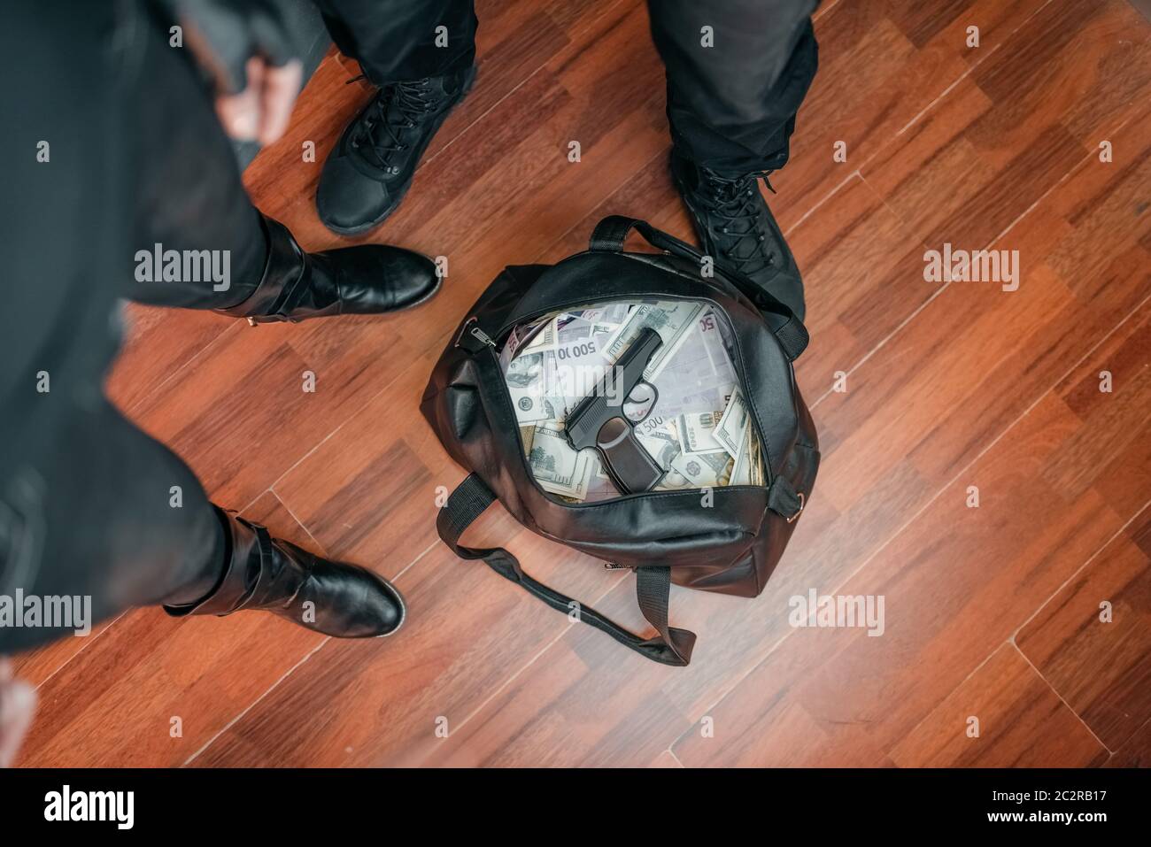 Bankraub, zwei Räuber in schwarzer Uniform hält Tasche mit Geld. Kriminelle  Beruf, Diebstahl Konzept Stockfotografie - Alamy