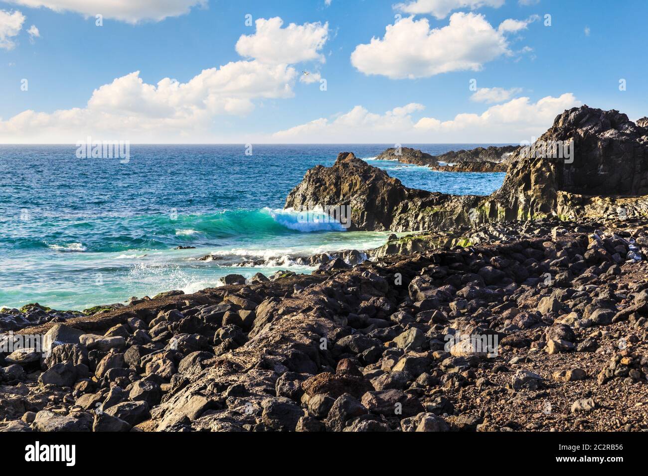Malerische Landschaft der Küste an einem hellen sonnigen Tag auf Teneriffa, Kanarische Inseln, Spanien. Stockfoto