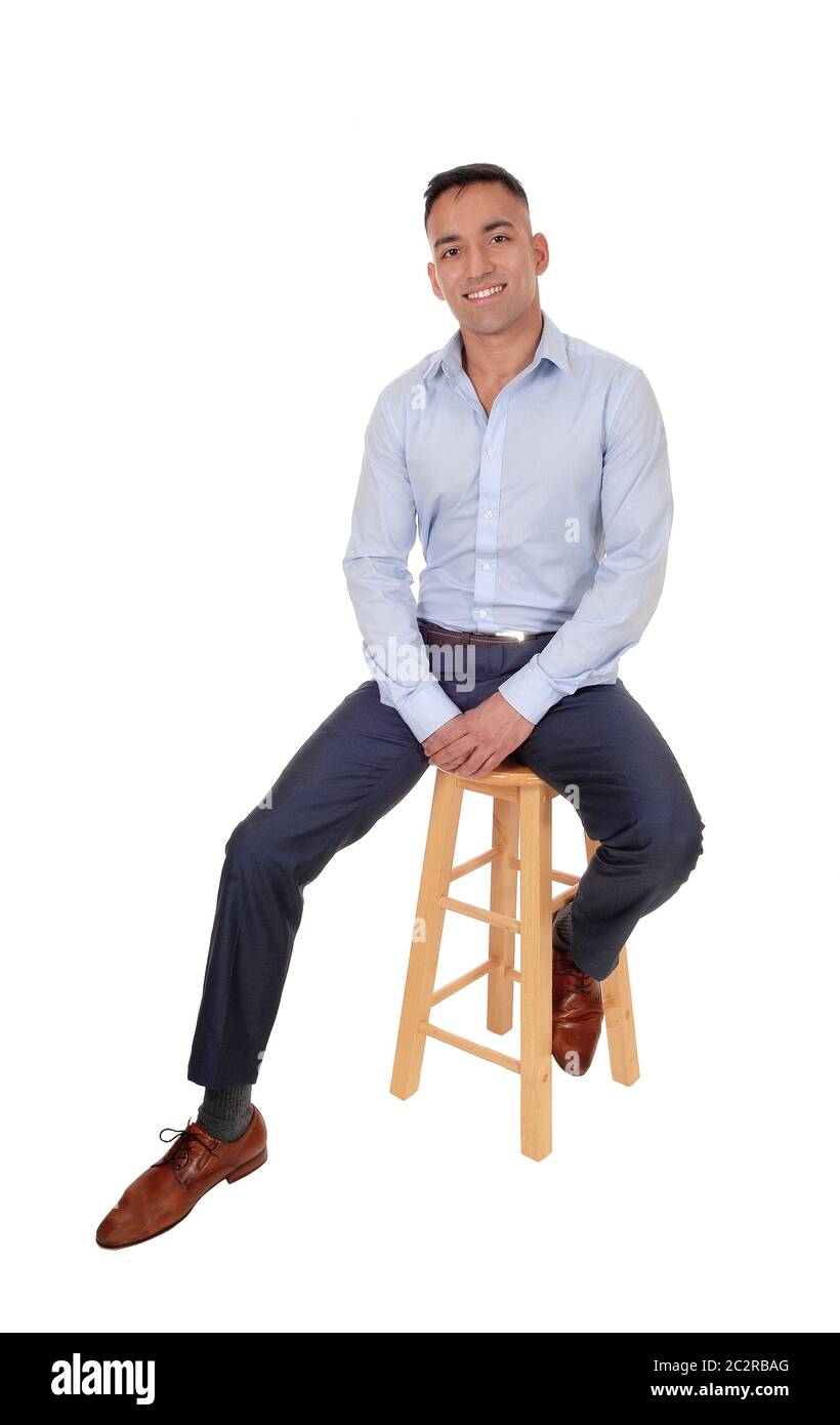 Ein glückliches ost-indischen Mann auf einem Stuhl sitzend eine Pause entspannt, lächelnd, im Unscharfen Dress Shirt, auf weißem Hintergrund Stockfoto