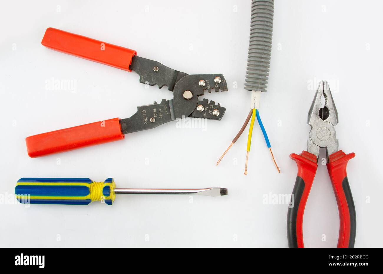 Elektriker Werkzeuge. Zangen, Kabel, Fräser und Schraubendreher  Stockfotografie - Alamy