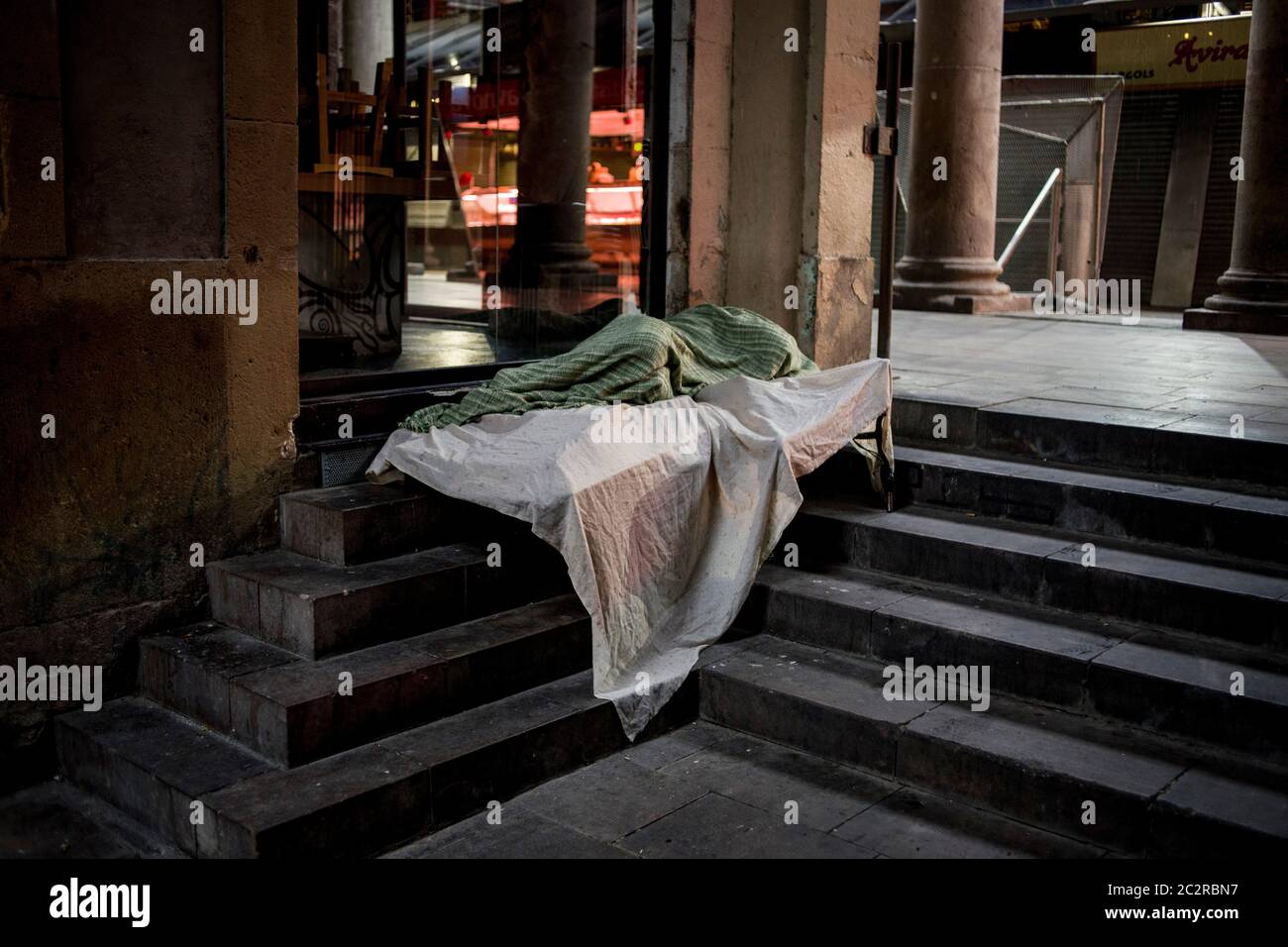 18. Juni 2020, Barcelona, Katalonien, Spanien: Obdachlose schlafen in der Nähe des La Boqueria Marktes in Barcelona. Barcelona tritt heute in die dritte Phase der Lockerung der Lockerung von Lockerung der Sperrmaßnahmen ein, durch die die Mobilitätseinschränkungen zwischen Regionen in Katalonien aufgehoben werden. Quelle:Jordi Boixareu/Alamy Live News Stockfoto