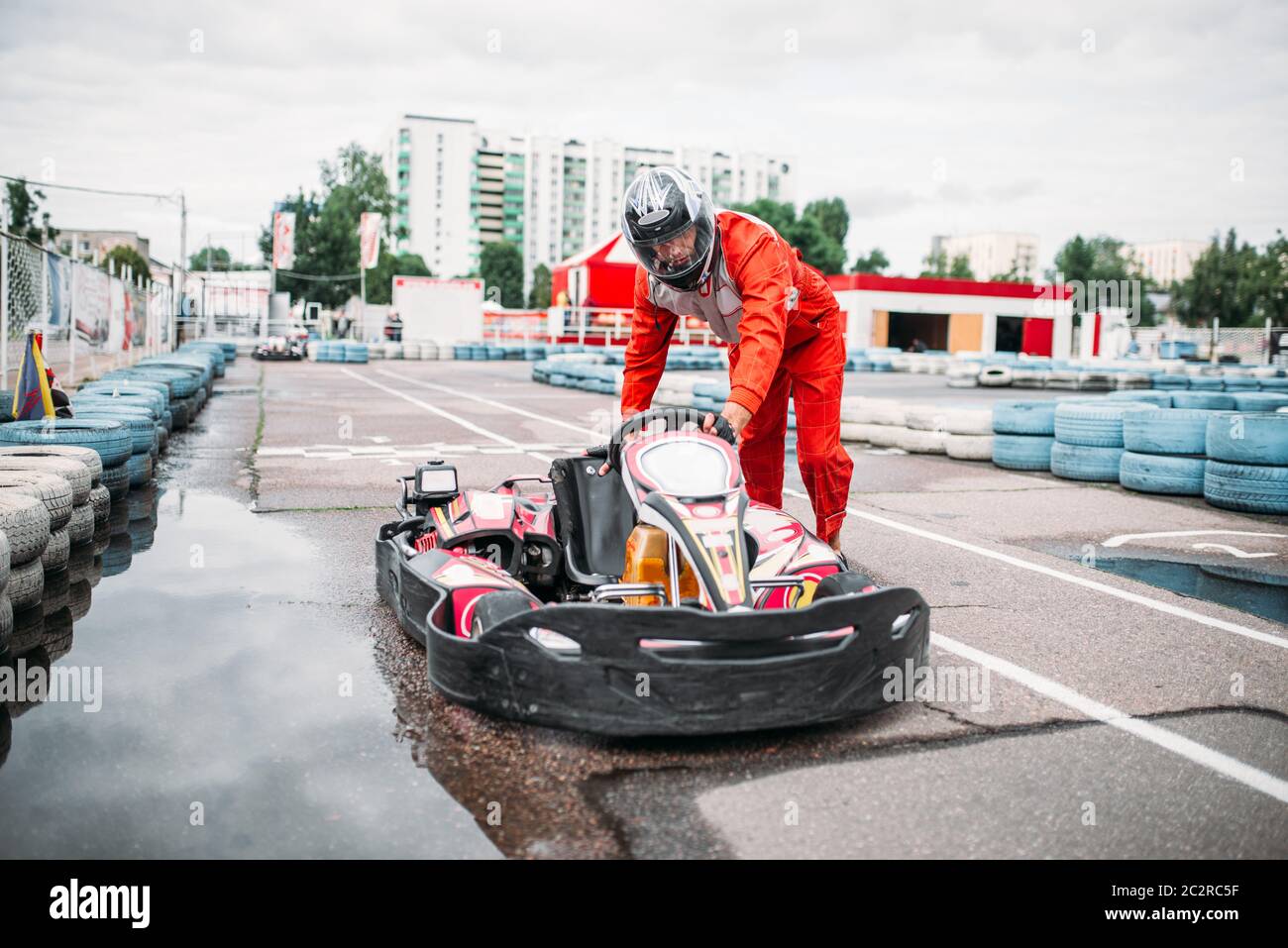Kart Fahrer Räder Kart, Go Cart Racer. Karting outdoorStrecke